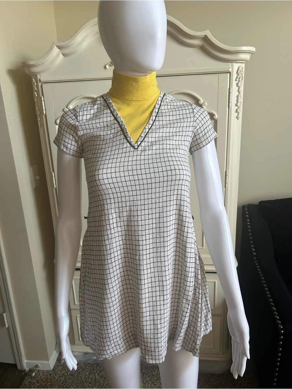 1970s White Grid V-Neck Short Sleeve Dress